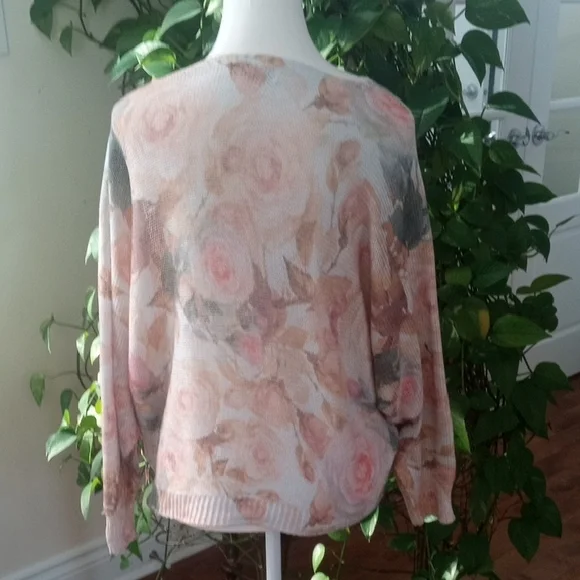 Chic Rose Patterned Sweater - Picture 5 of 14